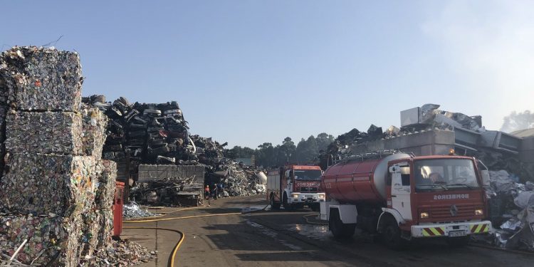 Continúan los trabajos de extinción del fuego en la planta de Alumisel en O Porriño