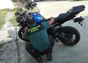 Cazan a un vecino de Tomiño sin puntos conduciendo una moto robada en Portugal