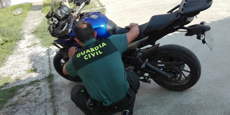 Cazan a un vecino de Tomiño sin puntos conduciendo una moto robada en Portugal