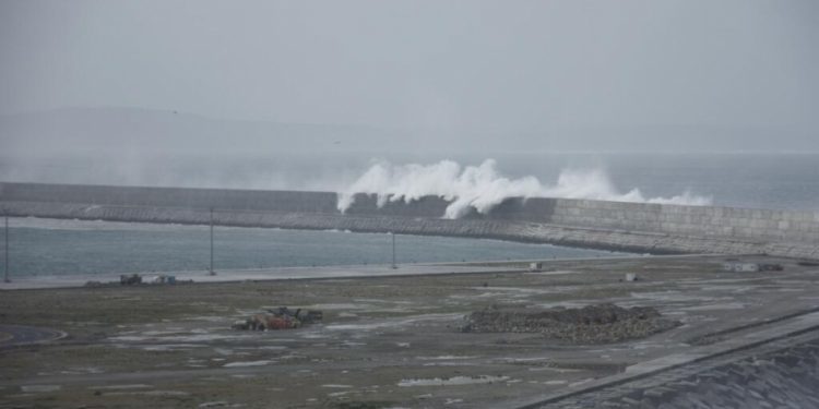 Caballero estalla por la condonación de la deuda al puerto exterior de A Coruña
