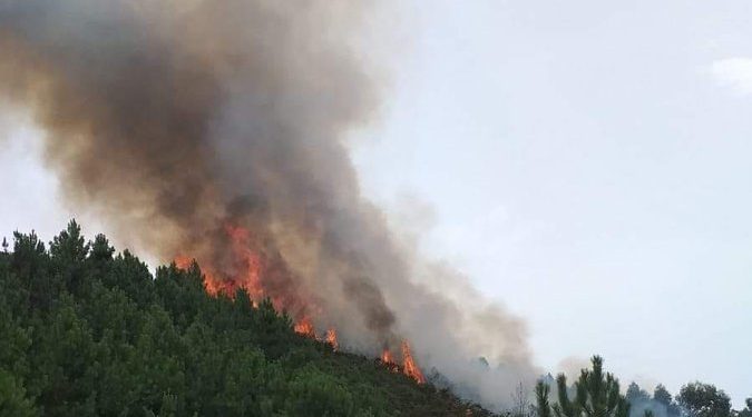 Un incendio forestal en Mougás moviliza a los medios de extinción