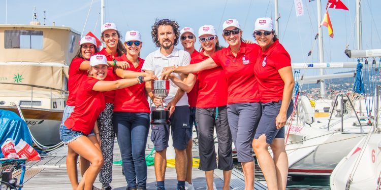 Una tripulación femenina de la Armada Española, en el Príncipe de Asturias
