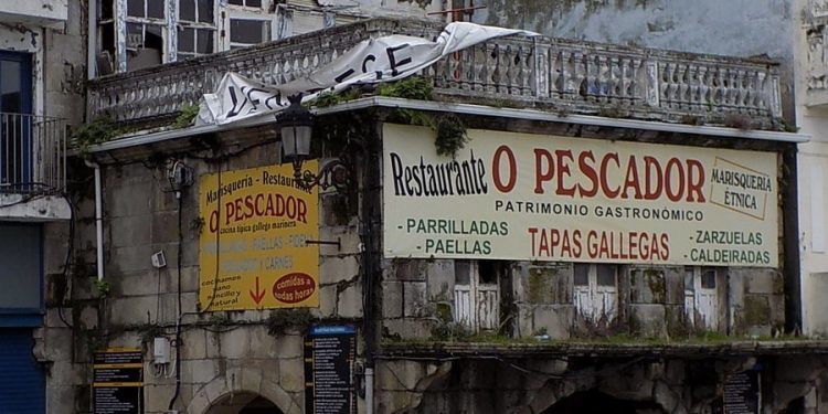 Casco Vello e Turismo formalizan a cesión do edificio que acollerá o albergue de peregrinos