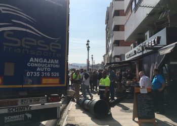 Un camión derriba una farola sobre la terraza de una cafetería en Baiona