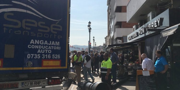 Un camión derriba una farola sobre la terraza de una cafetería en Baiona