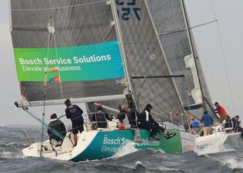 Ramón Ojea, los Pérez Canal y Willy Alonso aparcan los J70 y se embarcan en la Rías Baixas de Cruceros