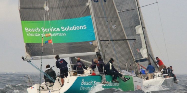 Ramón Ojea, los Pérez Canal y Willy Alonso aparcan los J70 y se embarcan en la Rías Baixas de Cruceros