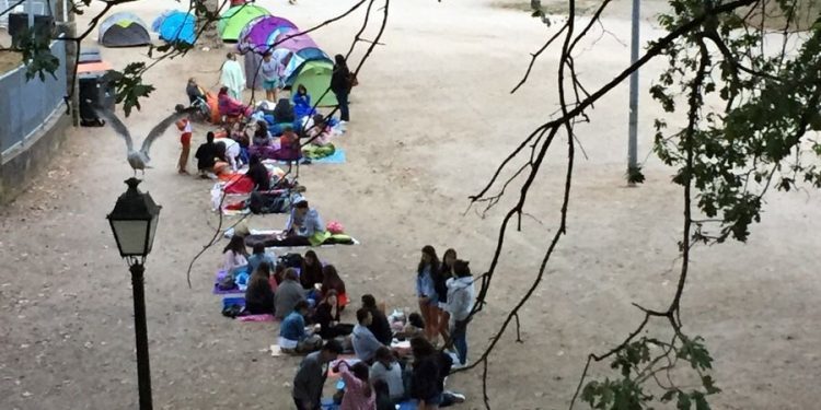 Decenas de fans hacen cola ya para entrar en el concierto de OT en Vigo