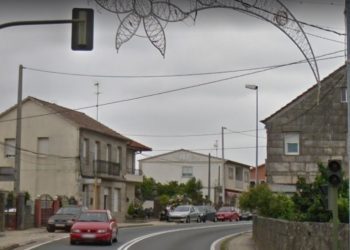 Dos jóvenes heridos en Gondomar en una colisión frontal entre dos coches