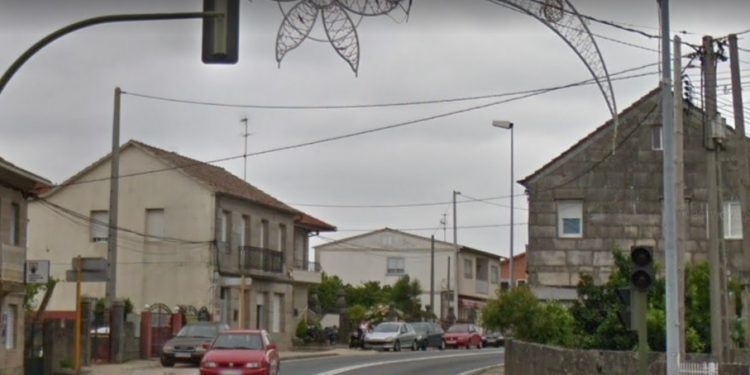 Dos jóvenes heridos en Gondomar en una colisión frontal entre dos coches