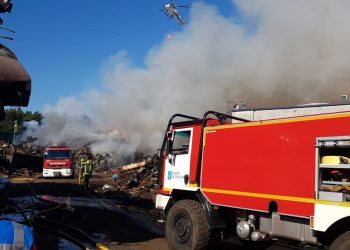 Un incendio en una nave de O Porriño moviliza a varios parques de bomberos