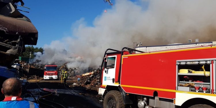 Un incendio en una nave de O Porriño moviliza a varios parques de bomberos