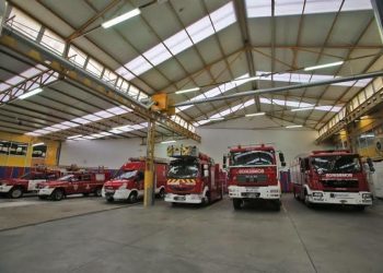 Un bombero sufre un golpe de calor mientras trataba de apagar un incendio en un pajar en Tomiño