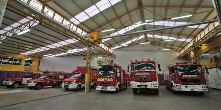 Un bombero sufre un golpe de calor mientras trataba de apagar un incendio en un pajar en Tomiño