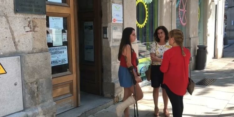 La Favec tiene que atender a una afectada de O Marisquiño en el portal porque no funciona el ascensor