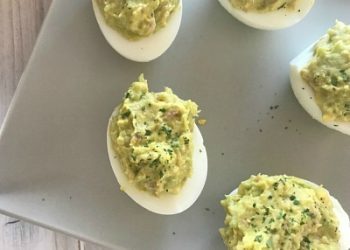 Huevos rellenos de atún y aguacate