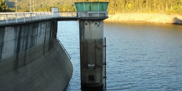 El Concello suprime los baldeos y exige consumo responsable a los concellos del área