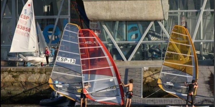 Vilagarcía recibe a más de 170 participantes en el Campeonato de España de windsurf