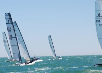 La flota viguesa, ante el reto de pelear en casa el Campeonato de España de catamaranes