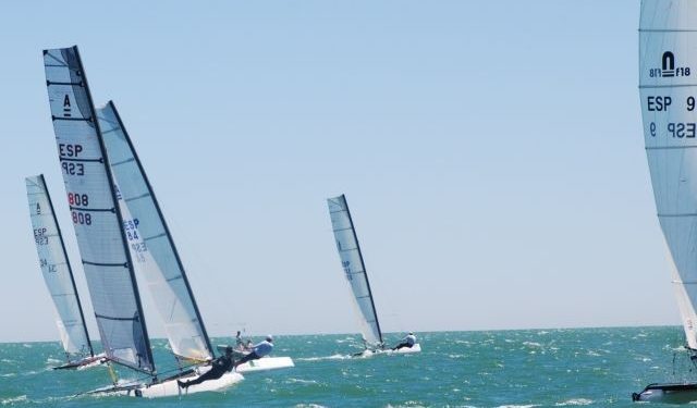 La flota viguesa, ante el reto de pelear en casa el Campeonato de España de catamaranes