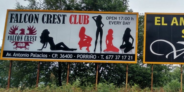 Exigen la retirada de una valla en Vigo con la publicidad de un prostíbulo