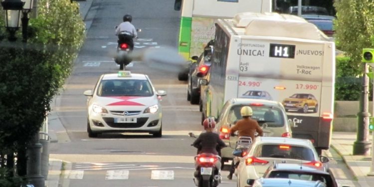Los taxistas estarán obligados a vigilar la entrada de mujeres en los portales de sus casas