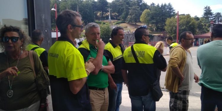 Los trabajadores de la zona azul marchan hasta el Concello y se concentran a sus puertas