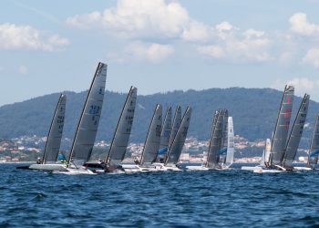 La flota viguesa planta cara a la catalana en el Nacional de catamaranes