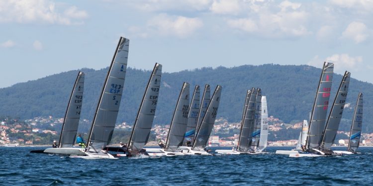 La flota viguesa planta cara a la catalana en el Nacional de catamaranes
