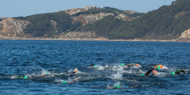 Sergio Torres y Andrea de la Hera, los más rápidos en unir Cíes y Baiona a nado