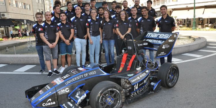 O monopraza da Universidade de Vigo saíu á rúa para rodar por Rosalía de Castro