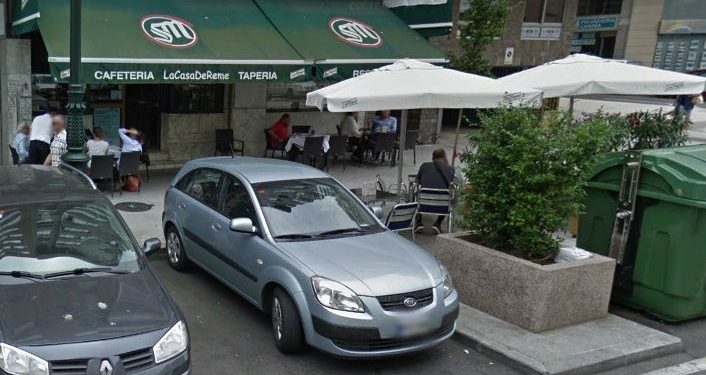Un herido al desplomarse el falso techo de una cafetería en el centro de Vigo