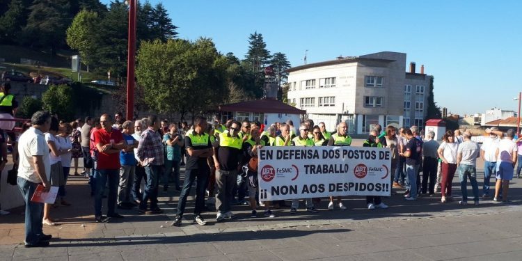 Los trabajadores de la zona azul protestan en el Concello a gritos de “Fuera Dornier”