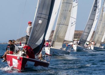 El Trofeo Príncipe de Asturias levanta el telón marcado por los caprichos del viento