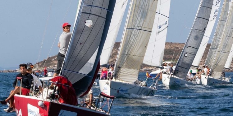 El Trofeo Príncipe de Asturias levanta el telón marcado por los caprichos del viento