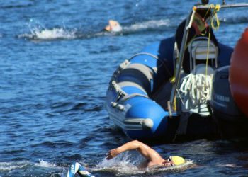 Gaspar Andrade y Carla Goyanes reinan en la Travesía a Nado de la Ría de Vigo