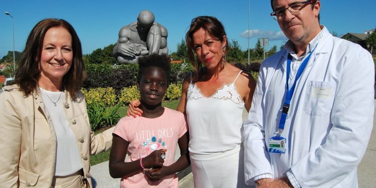 Agarimosa despedida a Salla, a nena senegalesa operada en Vigo tras un accidente de tráfico