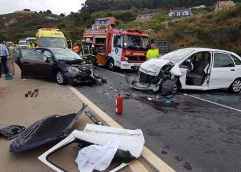 Cuatro heridos en una brutal colisión frontal entre dos turismos en Baiona