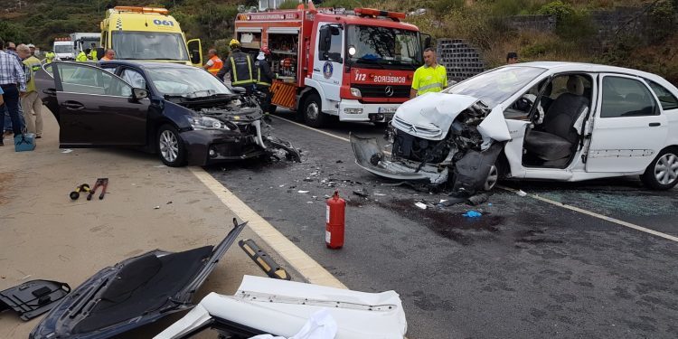 Cuatro heridos en una brutal colisión frontal entre dos turismos en Baiona