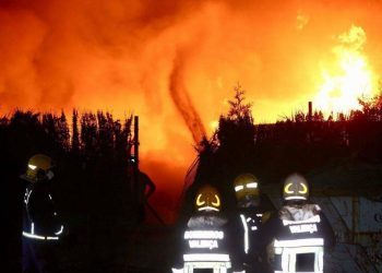 El fuego en la nave de Xesnatura quedó extinguido de madrugada tras un amplio despliegue