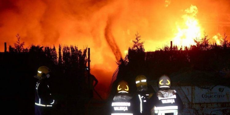 El fuego en la nave de Xesnatura quedó extinguido de madrugada tras un amplio despliegue