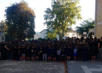 El CEIP de Cedeira vuelve a teñirse de negro y prepara una cacerolada