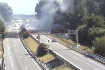 Efectivos anti incendios se movilizan contra un fuego en la AP-9