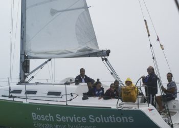 Miembros de Down Vigo disfrutan de un bautismo de mar en la ría