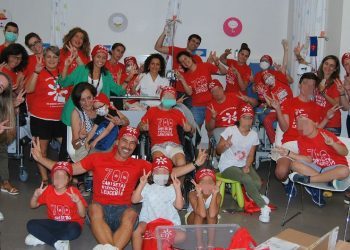 Mochilas cargadas de esperanza para los niños oncológicos del Cunqueiro