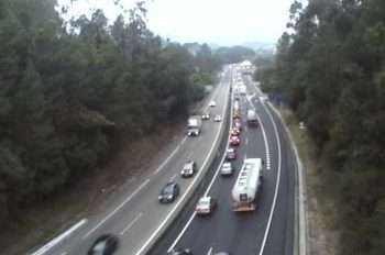 Un accidente en la A-55 genera cinco kilómetros de retenciones