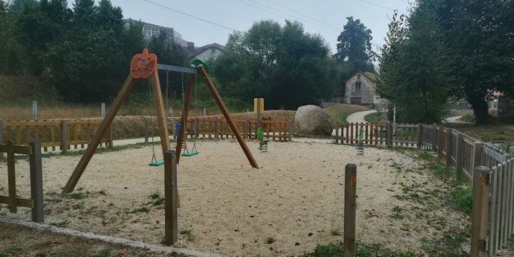 O parque infantil do regato da Venda de Ponteareas, vítima de actos vandálicos