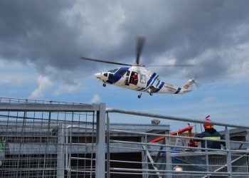 El «Pesca 1» evacúa a tres personas cuya embarcación encalló en Baiona