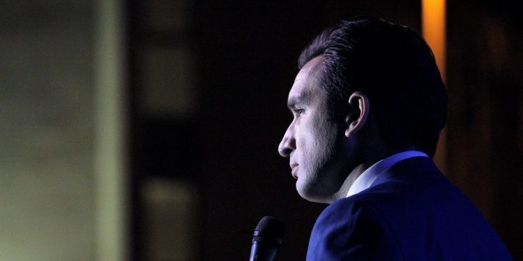 Miguel Lago “pone orden” en el teatro García Barbón