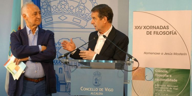 O Auditorio do Concello acolle as Xornadas de Filosofía, que homenaxean a Jesús Mosterín